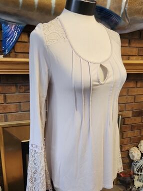 Cable & Gauge Tan Nude Ivory Lace Size Mefium Butterfly Sleeve Top